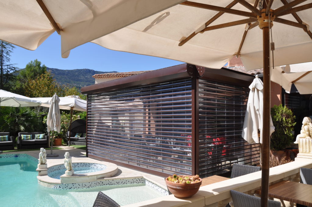 Outdoor patio Screen options for pergolas - Restaurant terrace -Azenco