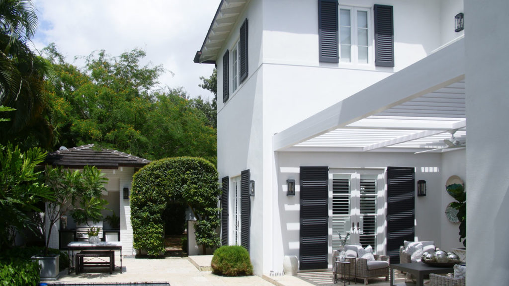 Louvered pergola attached to the house in white - Wall mounted -Azenco R-Blade - Coral Gables pergola attacged to the house