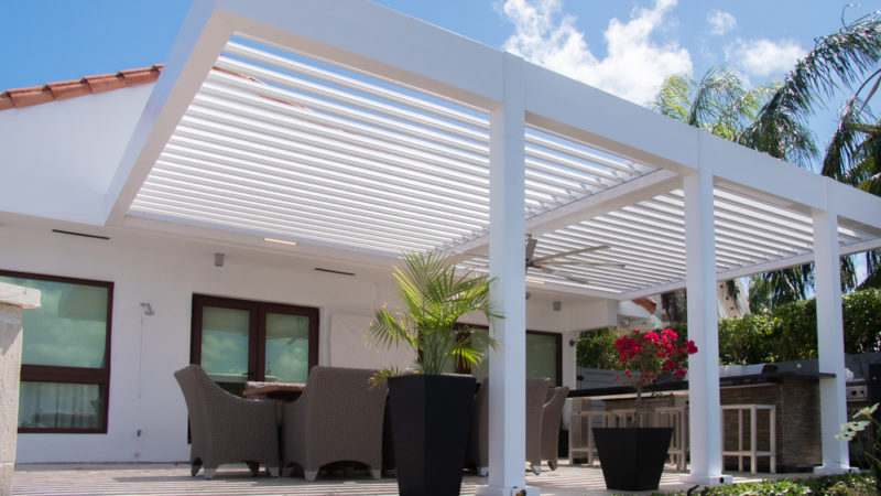outdoor kitchen with white louvered roof in aluminum - Azenco