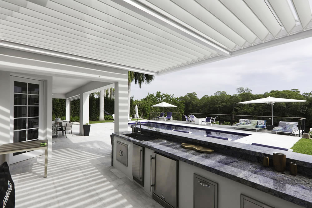 covered outdoor kitchen - louvred pergola R-Blade by Azenco