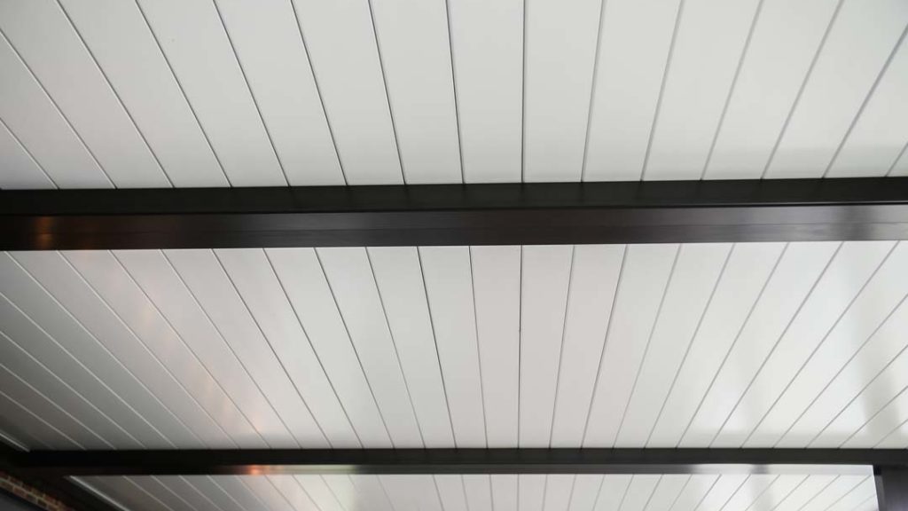 Gapless louvered roof pergola - prevent leek, stay dry