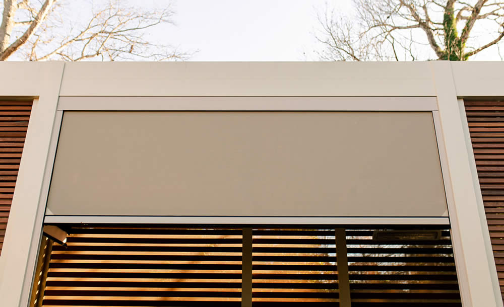 Outdoor privacy screens for pergola - autoamted screens -Azenco