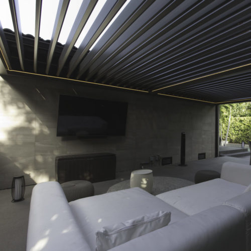 Outdoor room covered with aluminum louvered roof