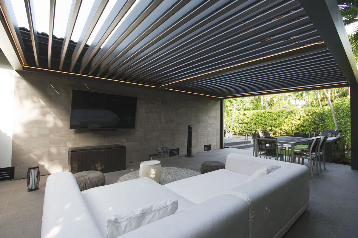 Wall-mounted TV for outdoor space - Louvered pergoal by Azenco.