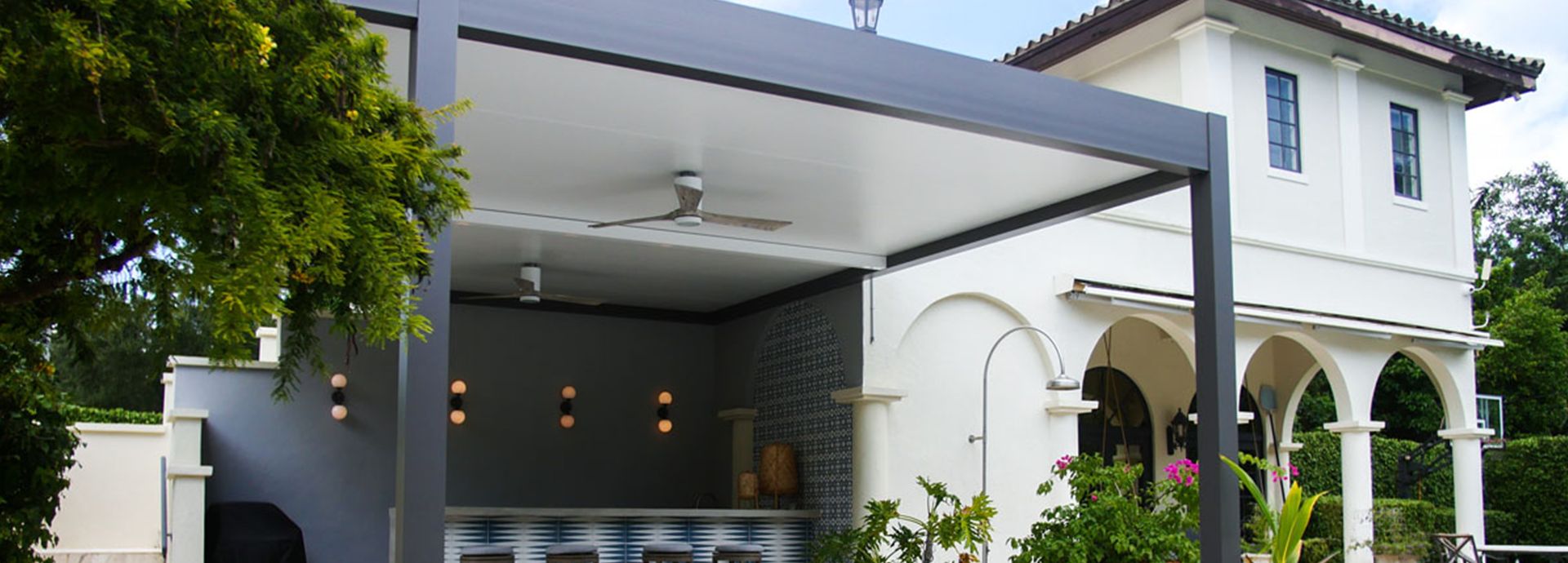 Insulatd Roof pergola R-Shade y one of the three automated or manual pergolas manufactured by Azenco Outdoor.