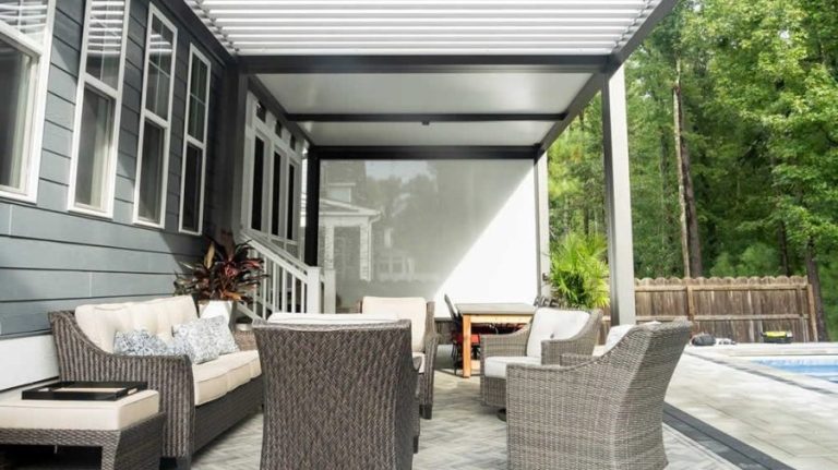 screened-in pergola by Azenco