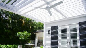 White prgola attached to the house - R-Blade louvered roof by Azenco - pergola made with high quality aluminum