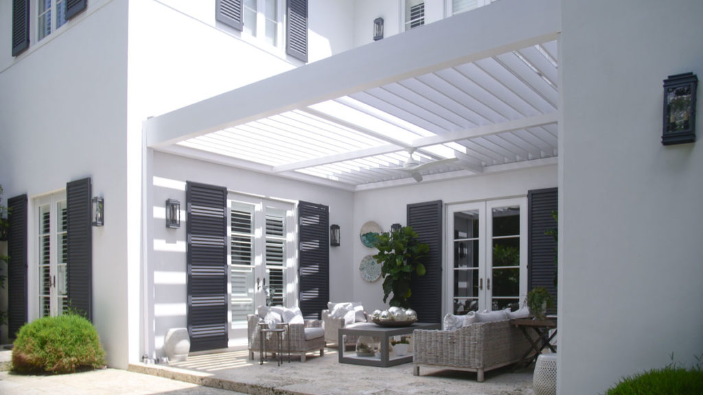 outdoor home automation with motorized louvered pergola - Azenco
