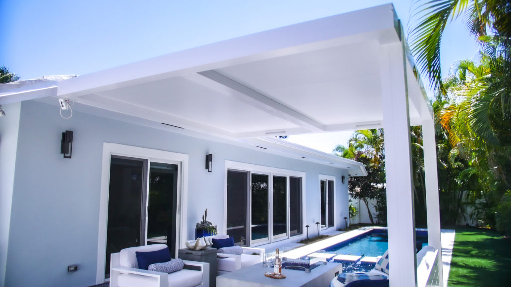 r-shasde pergoal with insulted roof in white aluminum - weatherproof patio cover - azenco
