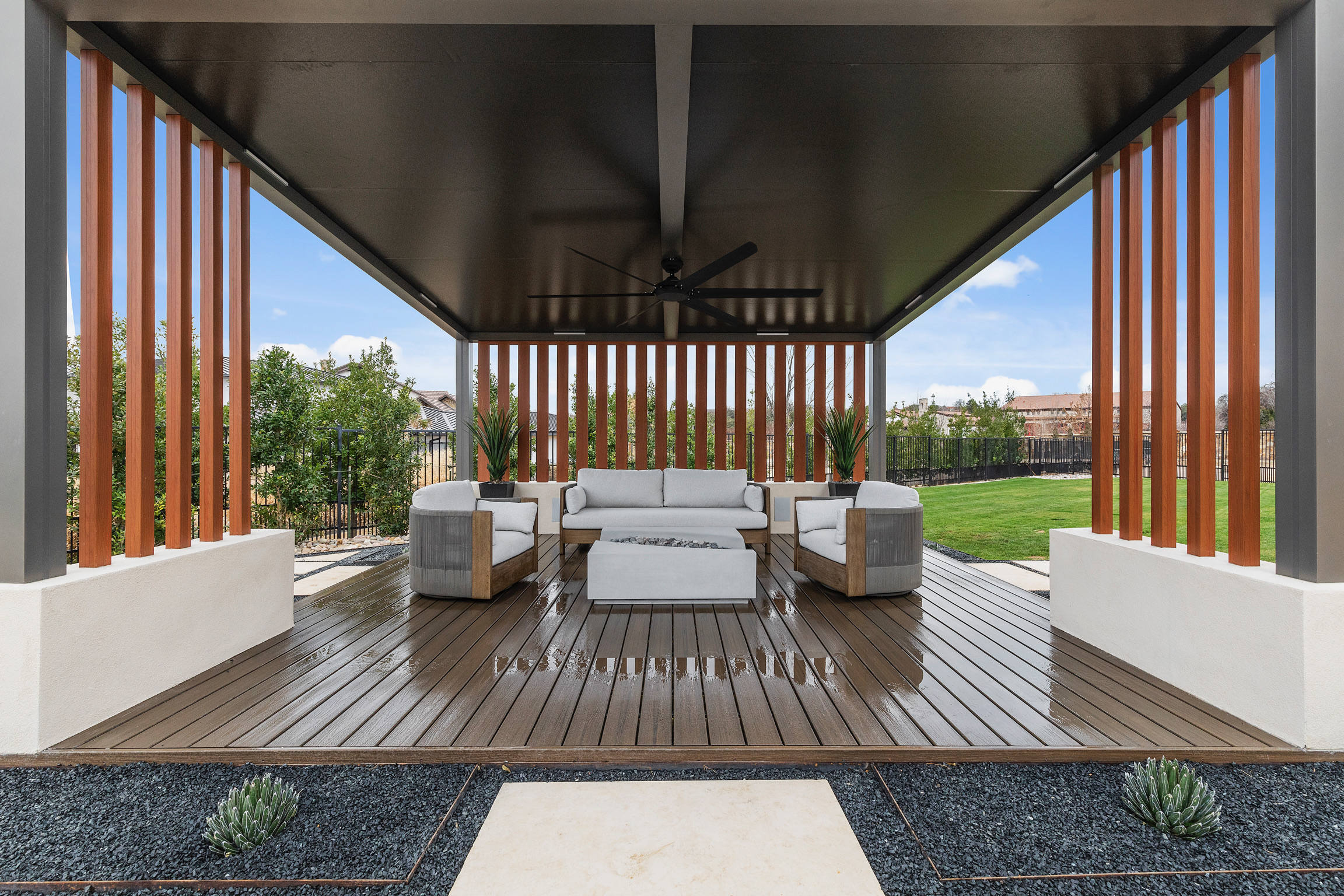 covered outdoor living space: Azenco pergola