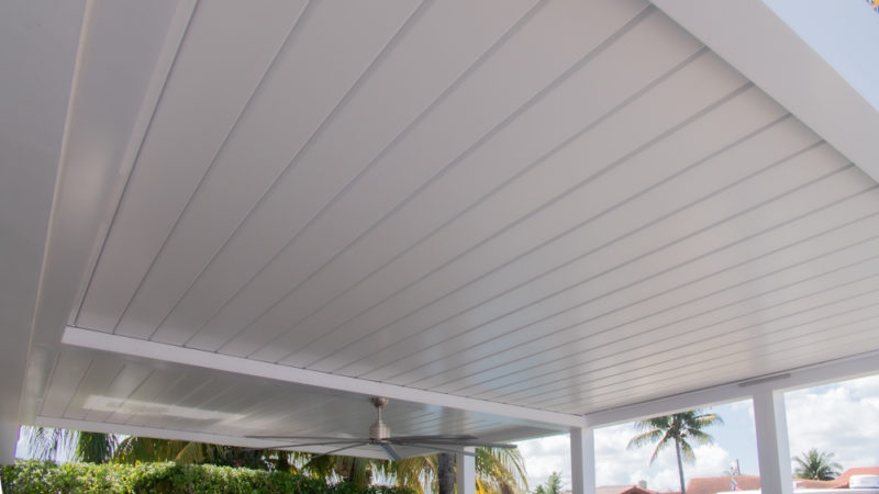 Gapless aluminum louvered roof with dualled wall louvers by Azenco