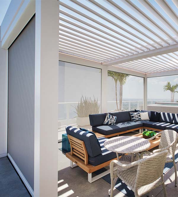 Screened-in pergola on a rooftop with blue anc tech outdoor furniture - Coastal style terrace - Miami