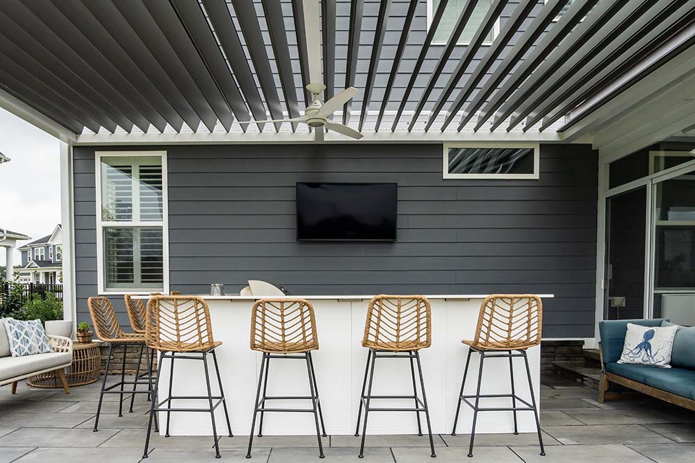 Outdoor bar focal point and cooking station covered with R-Blade louvered roof pergola - Azenco