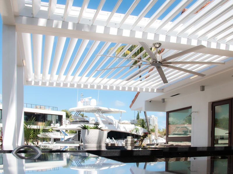 Residential boat deck with outdoor patio covered by a motorized louvered pergola - Azenco