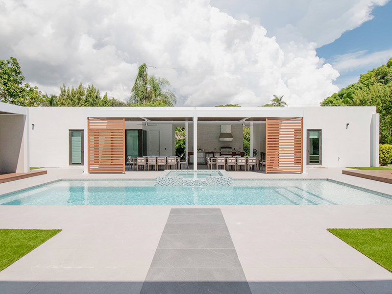 contemporary American pergola with mix of white and wood finish textures - Azenco