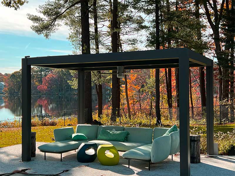 Rustic aluminum pergola with outdoor living furniture - Fall near the lake - Azenco