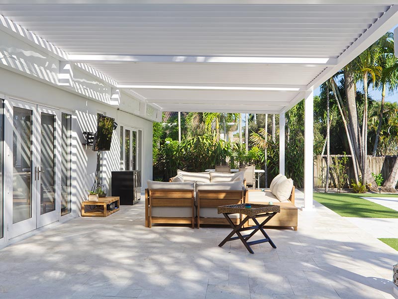 Spanish patio with modern pergola - Azenco