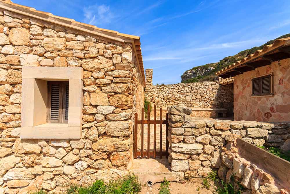 bioclimatic architecture / Traditional stone houses - Majorca island, Spain