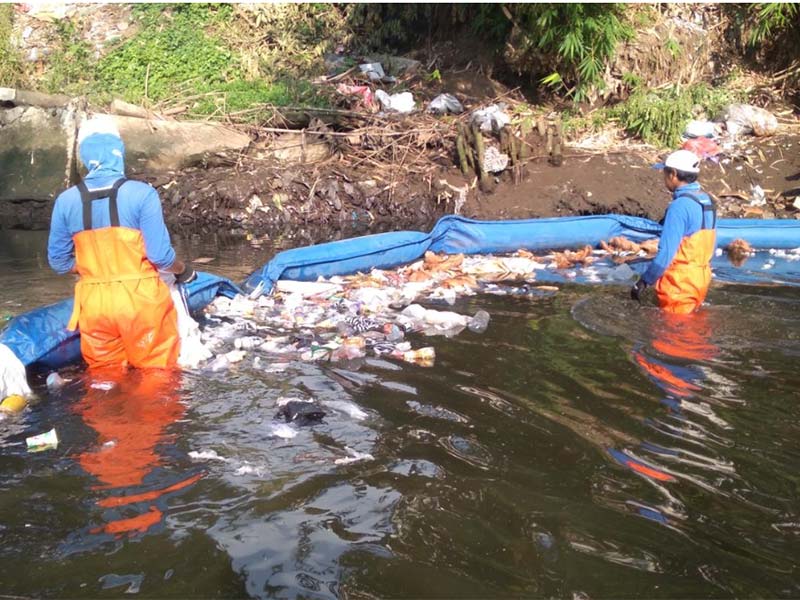 JEMBRANA, BALI – IJO GADING RIVER CLEANUP (SECOND EFFORT - watchng the 4ocean team cleaning work