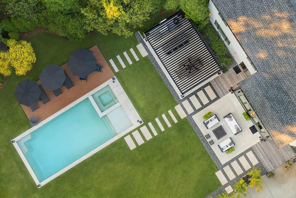 All-season outdoor space with pergola - aerial view