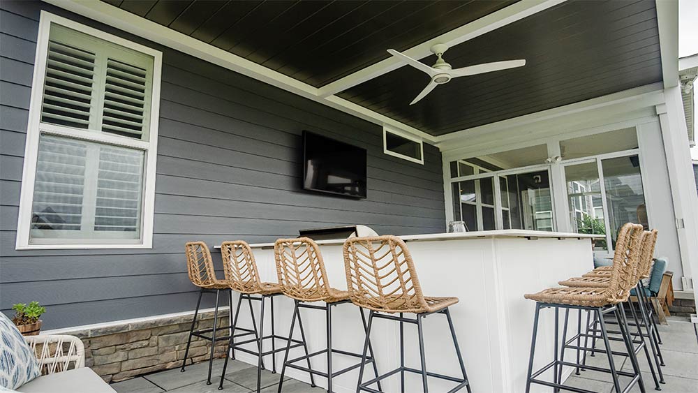 Outdoor bar under corner pergola