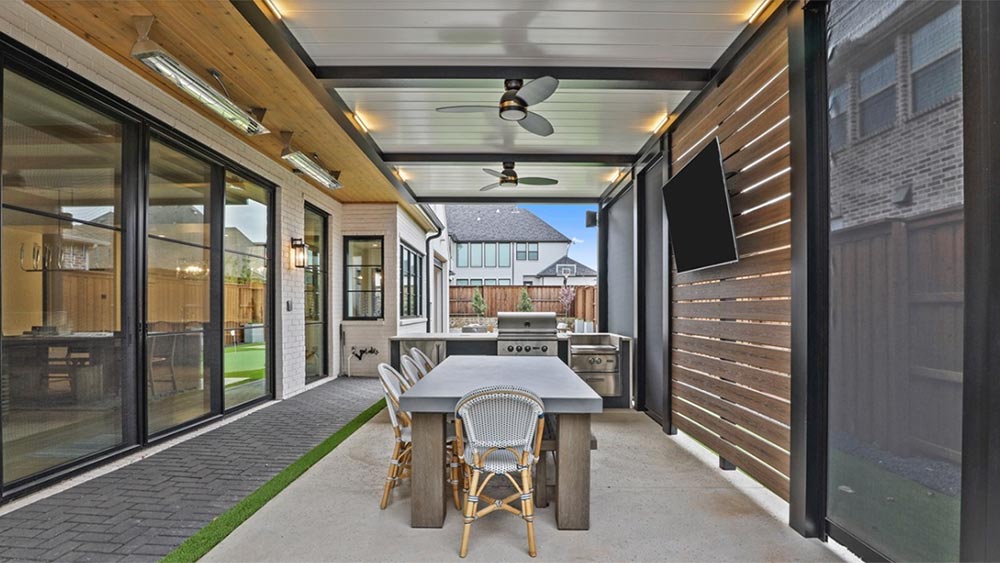 Multifunctionality and customization patio design with mototrized louvered roof Azenco