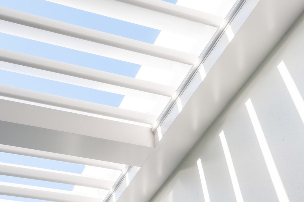 White louvered roof pergola roof details - R-BLADE pergola by Azenco