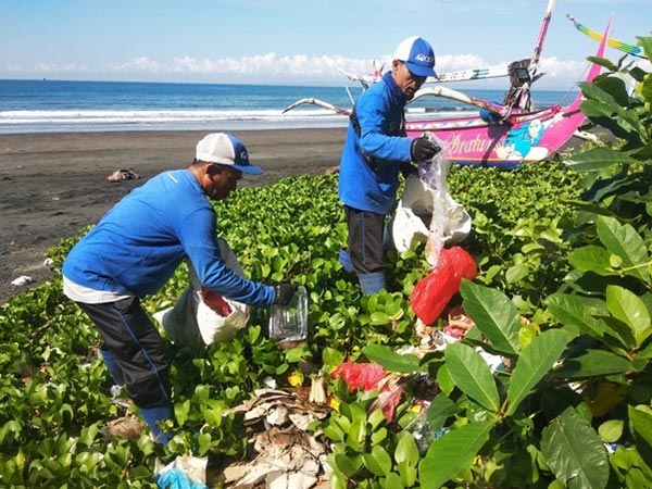 4ocean team in Blai cleaning plastic debris from beaches - Azenco