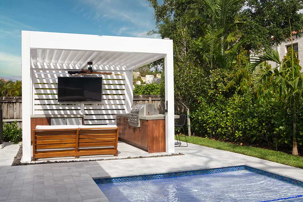 Pergola with privacy wall and outdoor TV - Azenco Outdoor