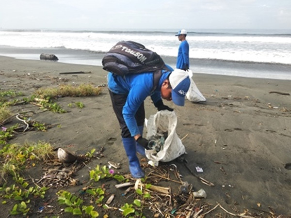 Plastic beach cleanup 4ocean and Azenco Outdoor for World Ocean 2024
