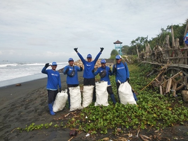 Beach cleanup Azenco Outdoor for World Ocean 2024