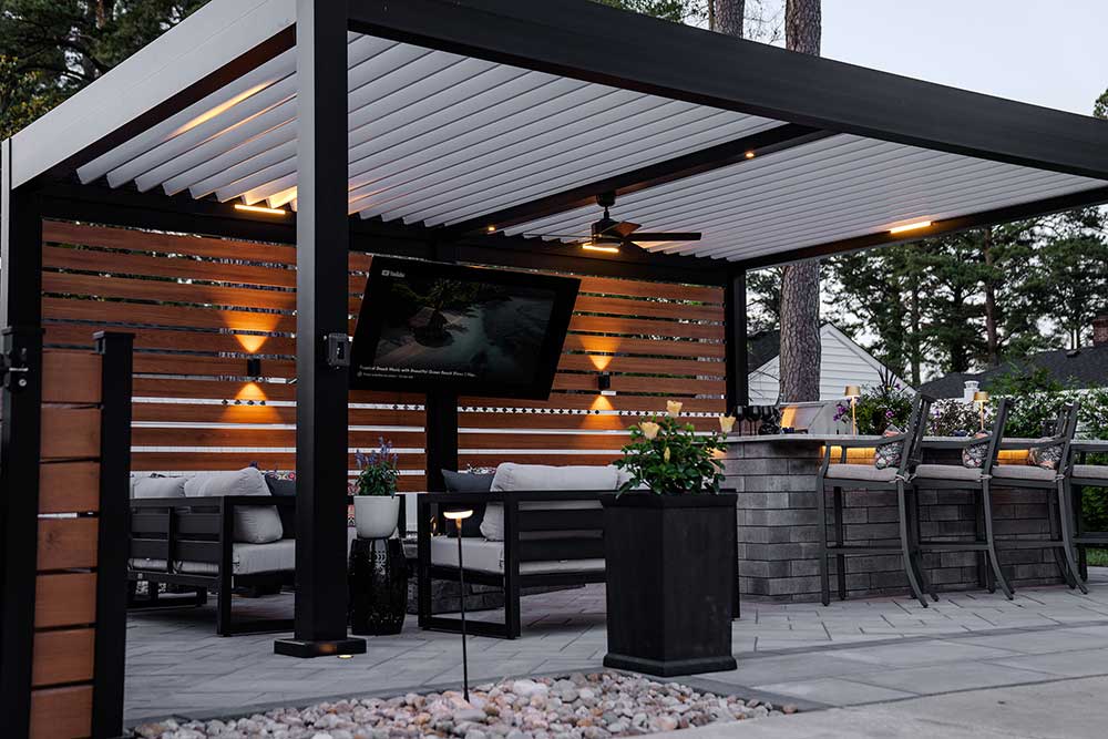 Modern csutsom louvered roof eprgola with wood-like privacy walls - Azenco Outdoor