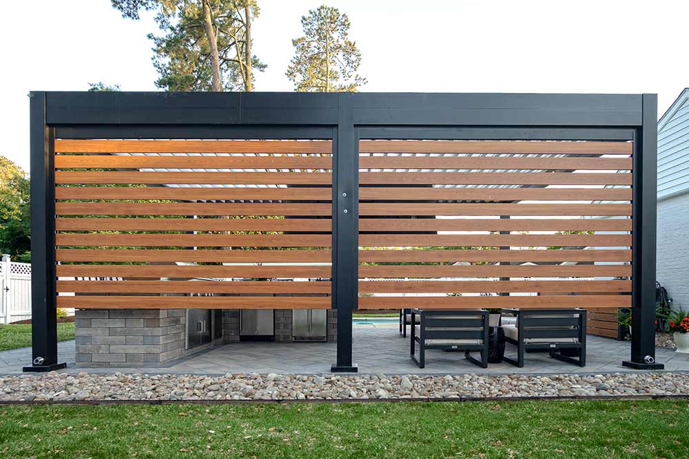 Custom pergola in black with wood grain finish privacy wall in aluminum - Azenco Outdoor