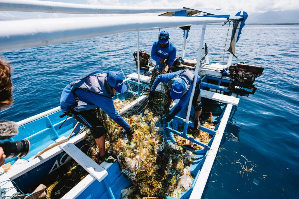 cleaning the jembrana ocean