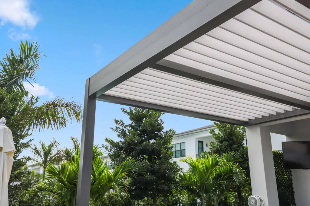 outdoor kitchen pergola r-blade attached to a house in backyard