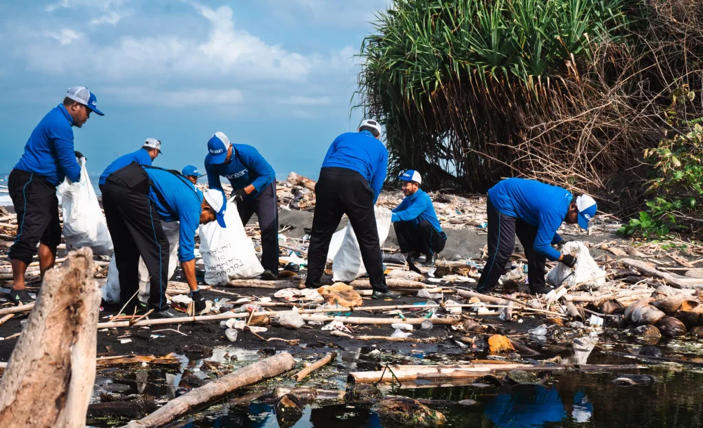 4ocean cleanup crew