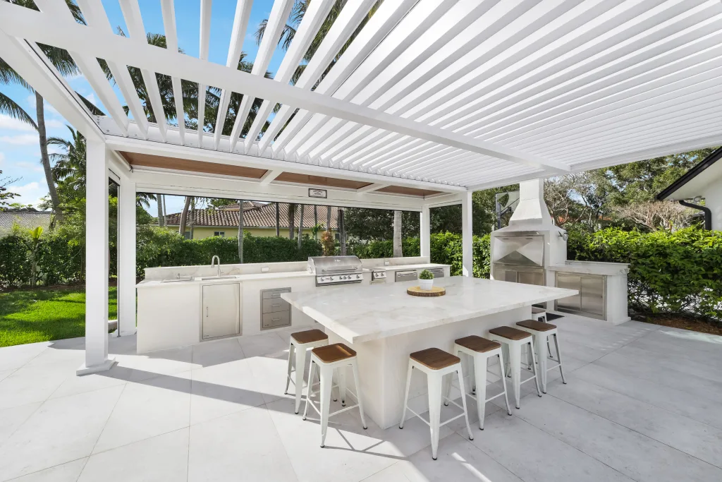white r-blade r-shade freestanding in backyard poolside