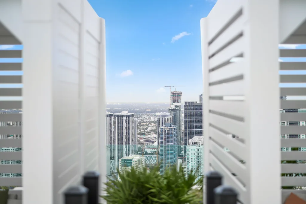 custom white r-blade poolside with privacy walls