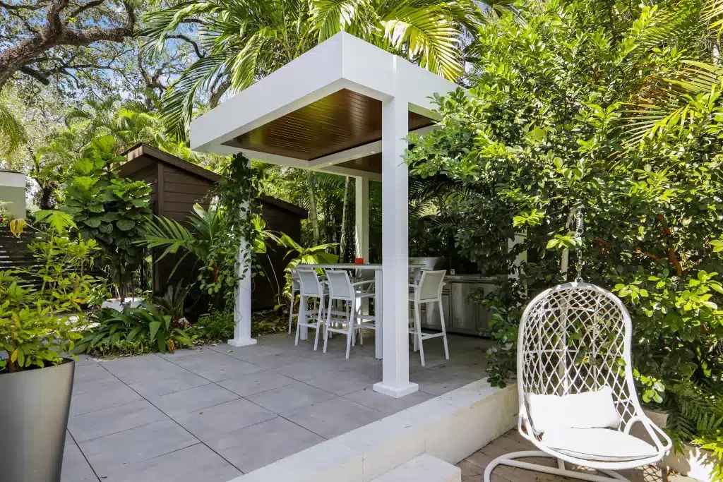 r-blade r-shade white - wood grain - cantilever post - LED lights - scupper - BBQ - pool 3