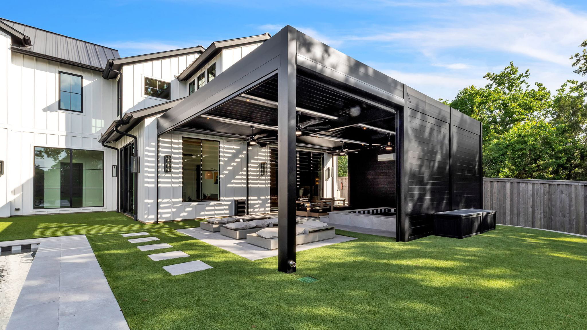 Azenco Outdoor black r-blade - privacy walls - screens - AC - fans - tv - jacuzzi - pool 3