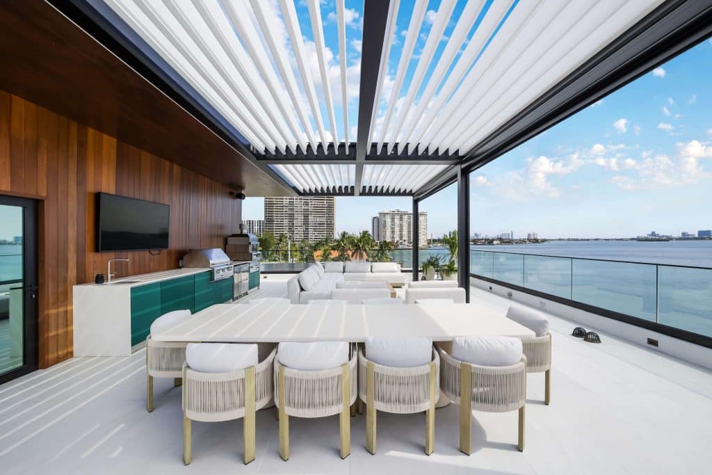 black r-blade - LED lights - screens - attached - deck 3