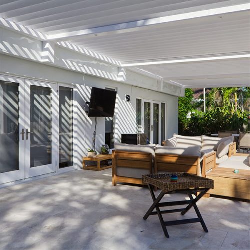 Classic white aluminum pergola - attached to the house - Azenco