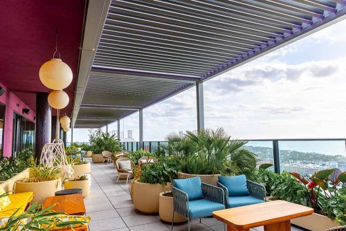 Marriott hotel covered rooftop - R-BLADE pergola by Azenco