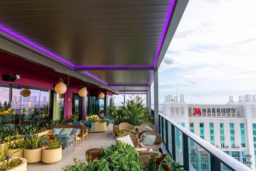Closed motorized pergola R-BLADE on hotel rooftop terrace - Azenco Outdoor