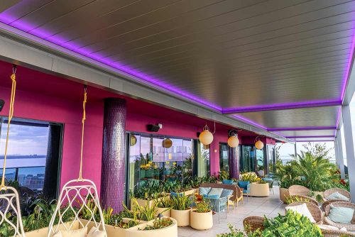 Marriot covered rooftop: R-BLADE custom pergola by Azenco Outdoor