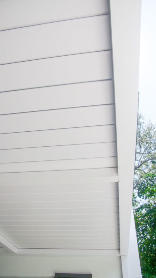 wall mounted louveresd pergola roof details in closed position - Azenco Outdoor model R-BLADE pergola