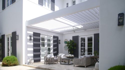 R-blade pergola with motorized louvered roof - Hurricanezone