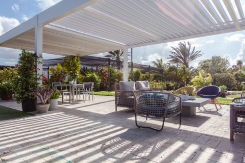 outdoor cover half louvered roof and half fixed roof in aluminum hurricane zones