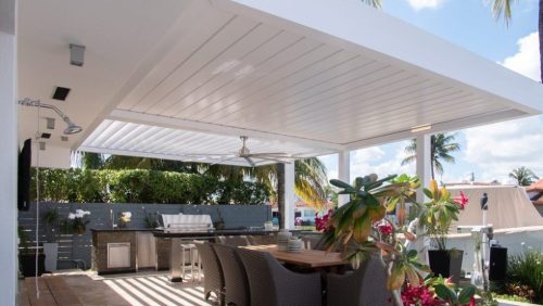 Gapless louvered roof pergola