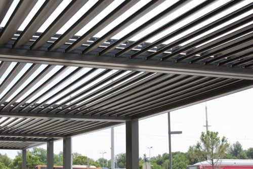 Motorized louvered roof - restaurant patio